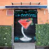 Sulla piazzetta � presente anche un bar notturno